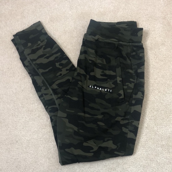 Men’s Alphalete Camo Performance Joggers - Picture 5 of 6